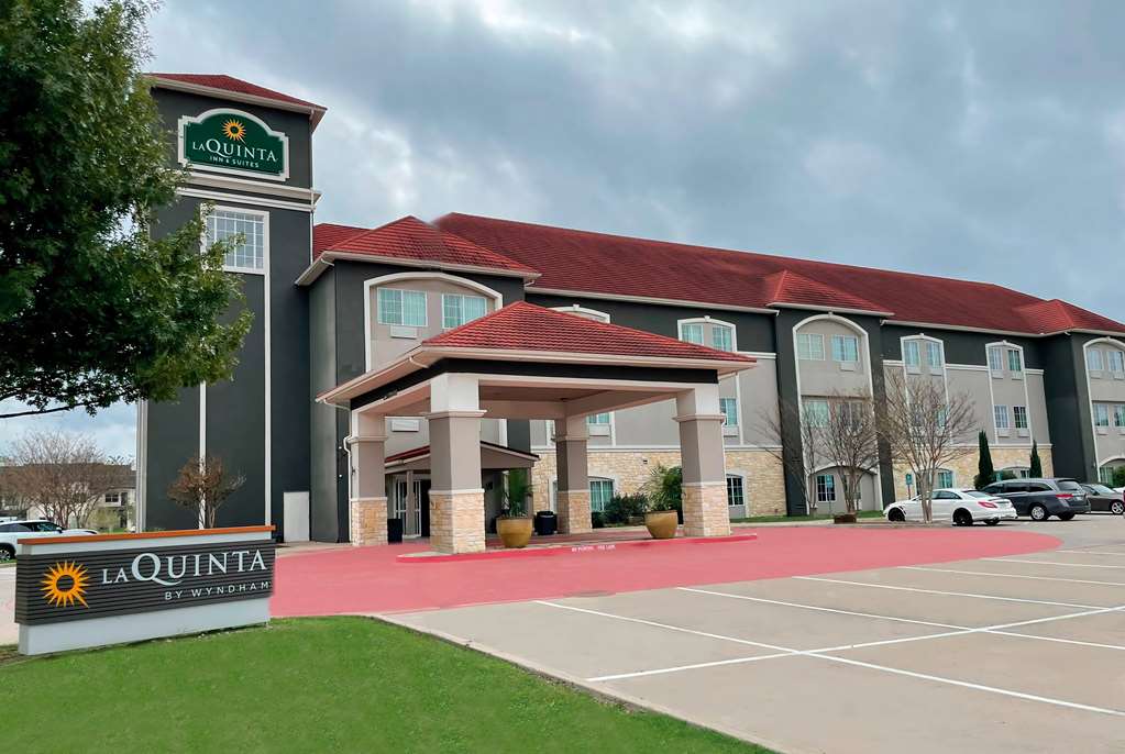 La Quinta Inn & Suites by Wyndham Waxahachie - featured photo