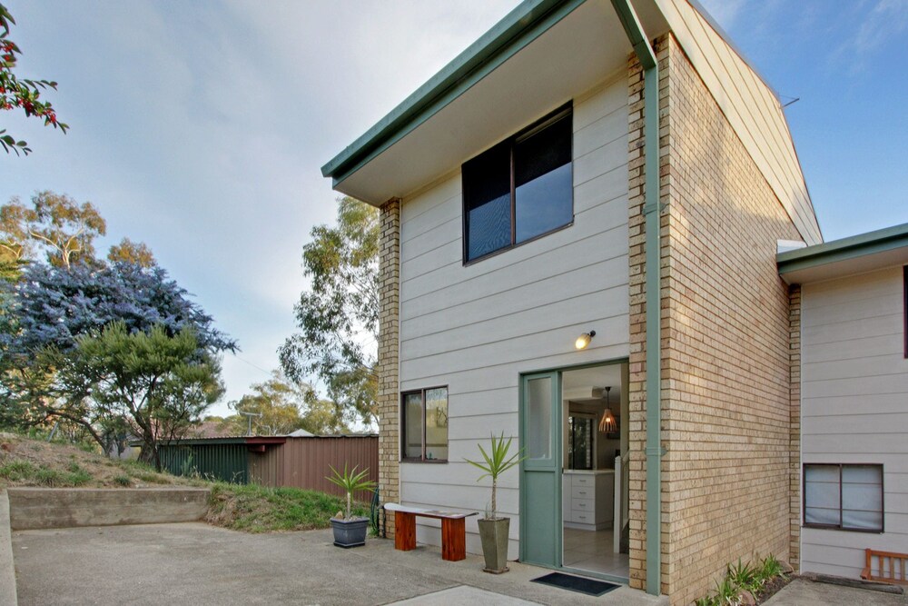 Lakeside Townhouse 2BR Modern Townhouse l Lake Views l Balcony l Walking Distance To Town — 4-Star Luxury Hotel in Jindabyne, Australia