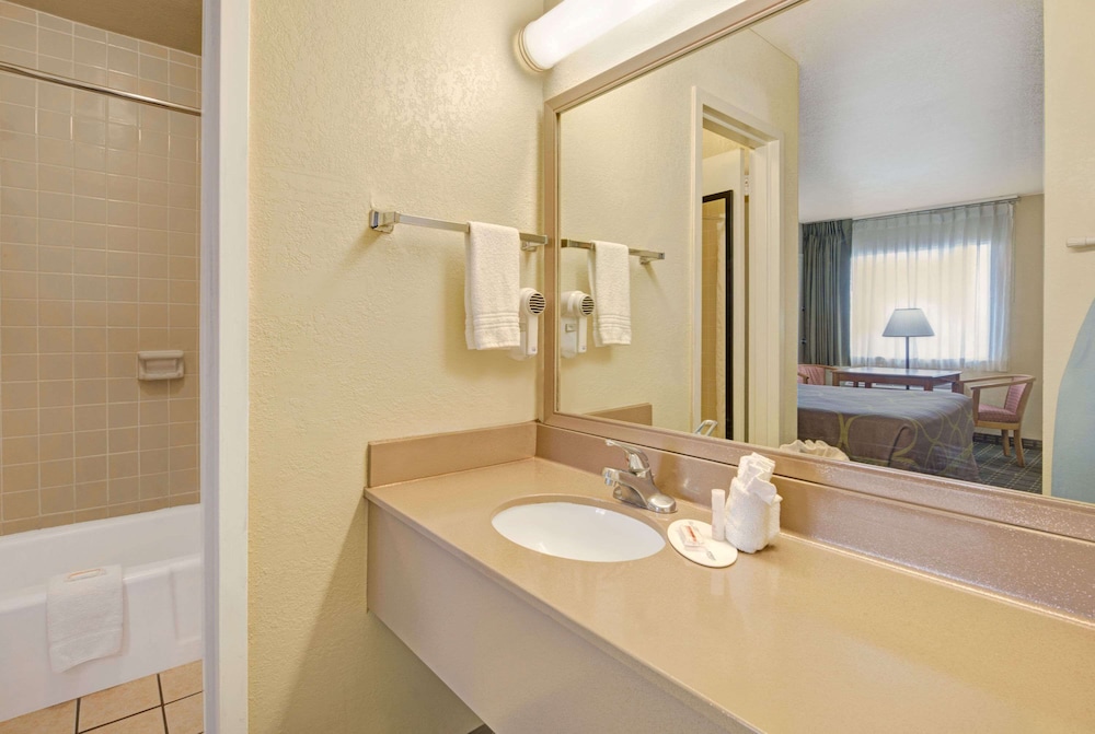 Super 8 by Wyndham El Paso Airport - photo 19