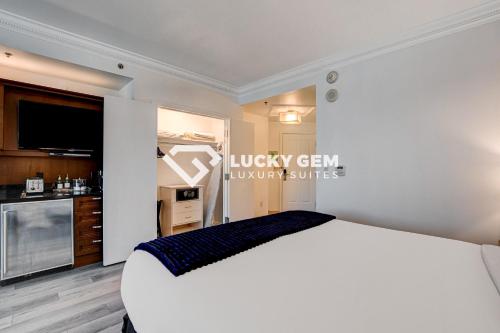 Lucky Gem Penthouse & Luxury Suites at Signature Resort Balcony Strip View 2605