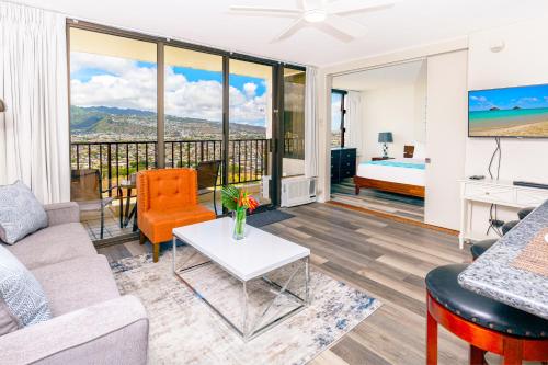 Panoramic Mountain View Condo with Free Parking — 4-Star Luxury Hotel in Honolulu, United States