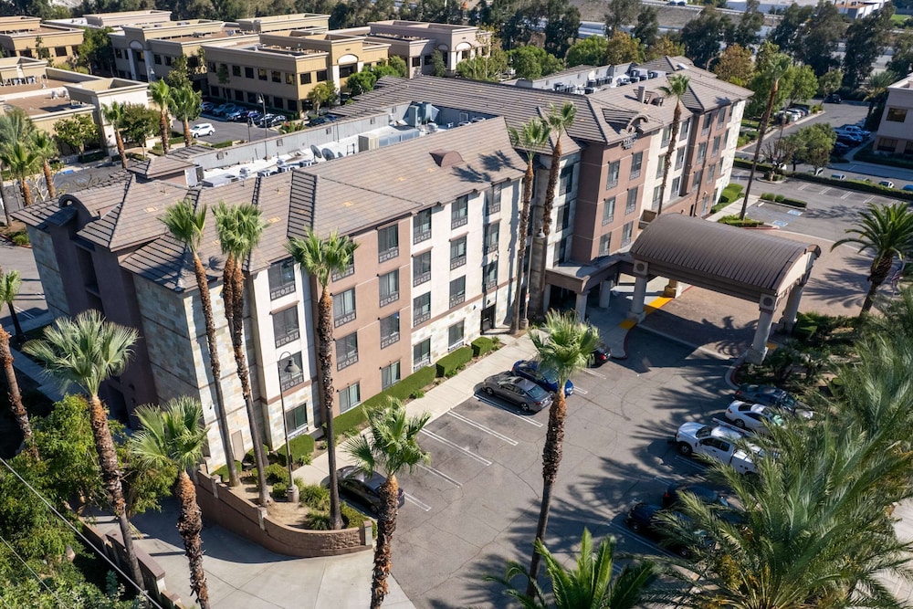 Country Inn & Suites by Radisson Ontario at Ontario Mills CA - carbon neutral hotel in Ontario