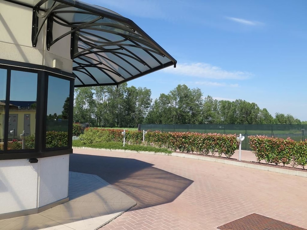Hotel Motel Più — 4-Star Luxury Hotel in Monte Cremasco, Italy