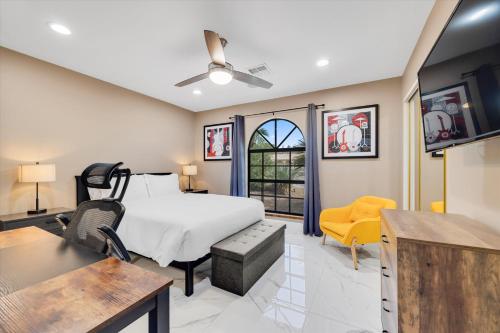 Ranch villa 1 level on half acre 8 min from Strip