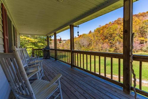 Private Creekside Home with Deck and Fire Pit Near Sparta — 4-Star Luxury Hotel in Sparta, United States