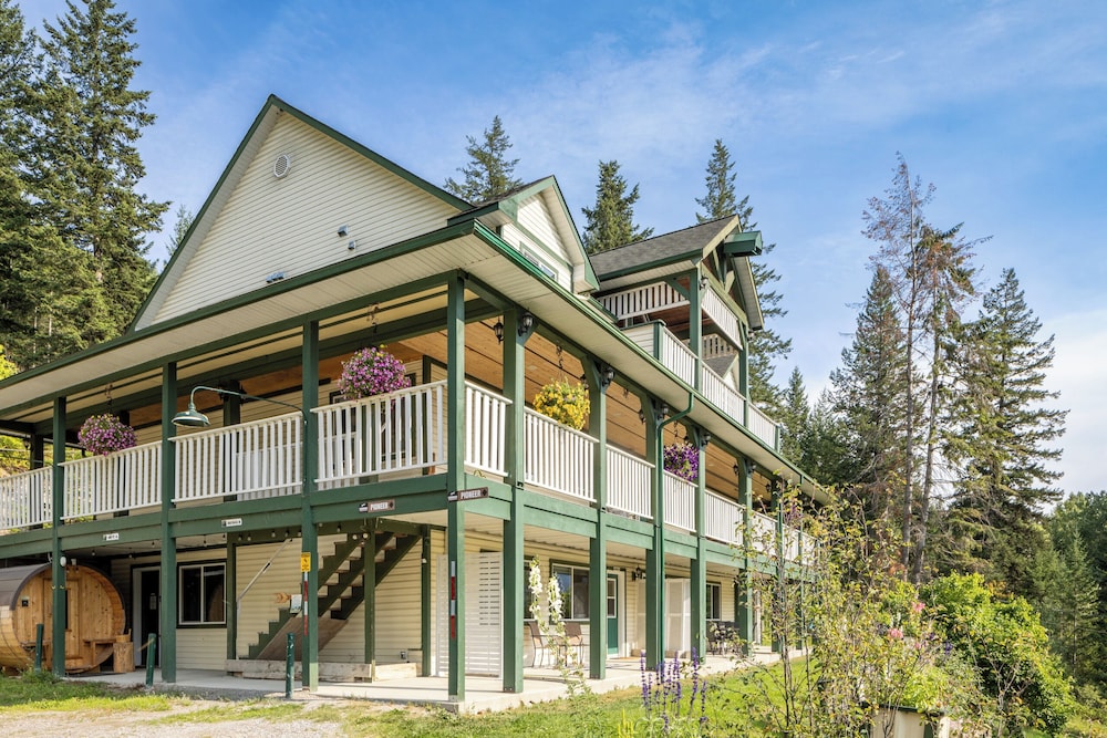 Golden Mountain View Suites in Golden, Canada