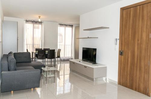 Spacious & Bright Apartment in Sliema Near Shops and Sea — 4-Star Luxury Hotel in Sliema, Malta