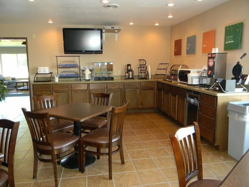 Boarders Inn & Suites by Cobblestone Hotels Munising - photo 25