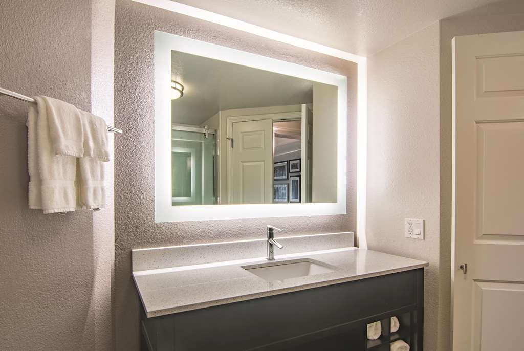 La Quinta Inn & Suites by Wyndham Oklahoma City Norman - photo 42