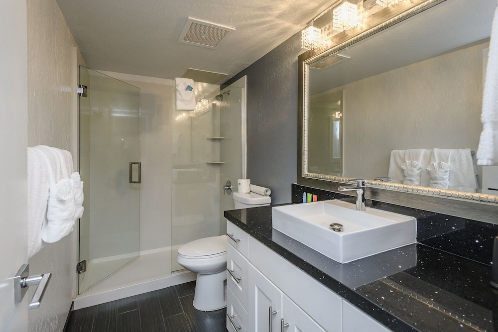 Lions Gate Hotel - photo 43