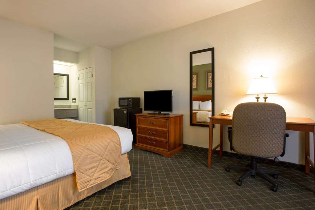 Clarion Inn & Suites Aiken South - photo 7
