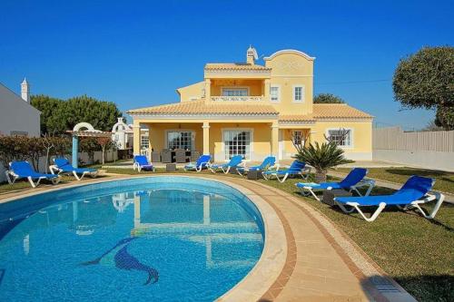 Villa Coelha Table tennis and Pool Table — 4-Star Luxury Hotel in Guia, Portugal