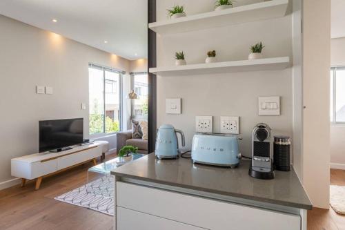 Bantry Bay 2 Bedroom Retreat with Mountain Views
