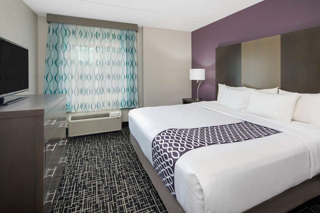 La Quinta Inn & Suites by Wyndham Chattanooga East Ridge - photo 33
