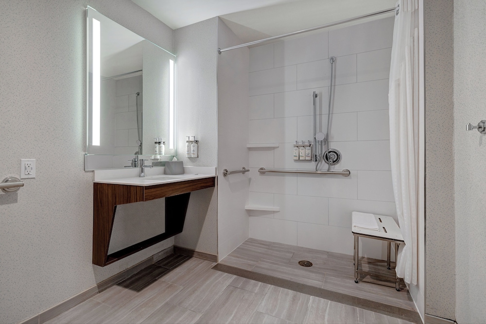 Holiday Inn Express and Suites Glendale Downtown - photo 37