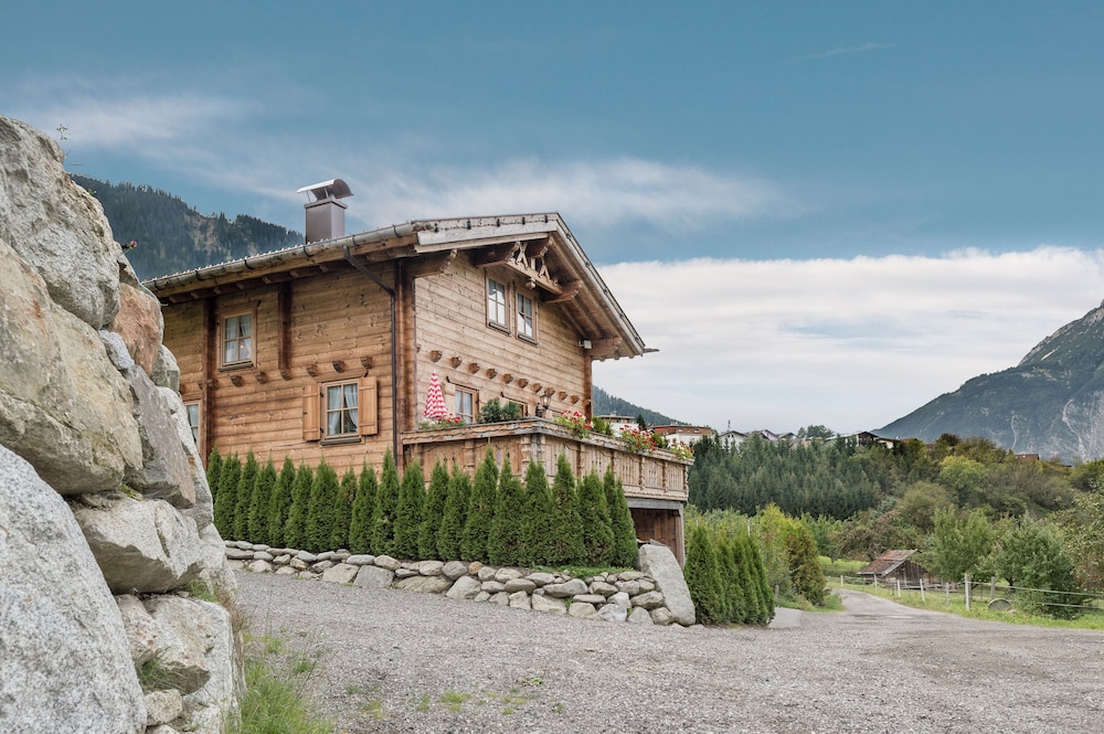 Ötztal Chalet — 4-Star Luxury Hotel in Sautens, Austria