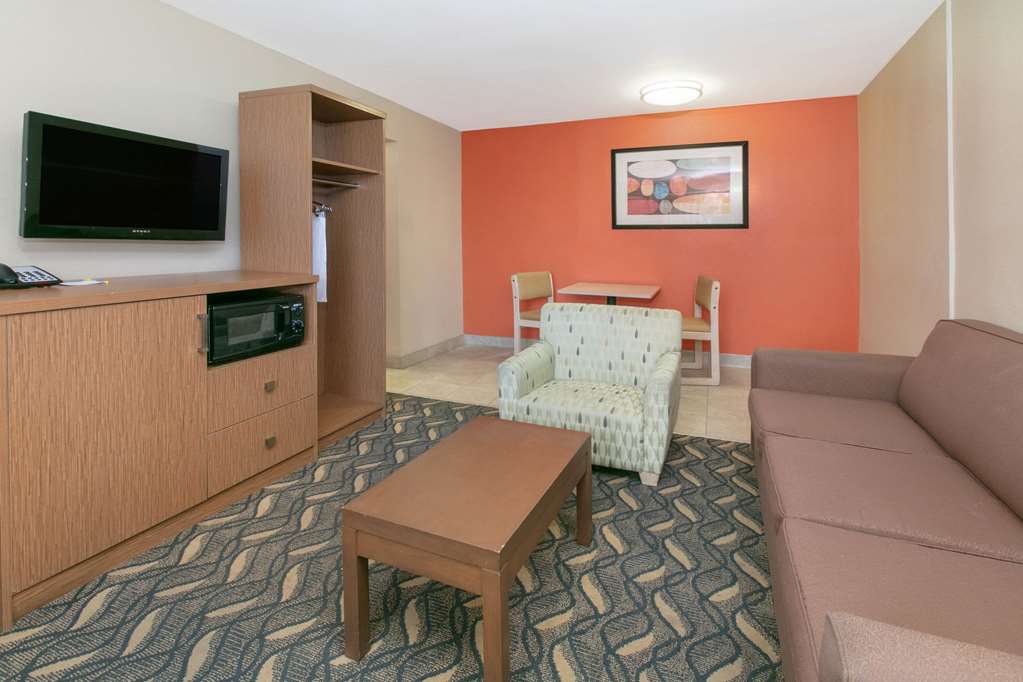 Days Inn & Suites by Wyndham Arlington Near Six Flags - photo 12
