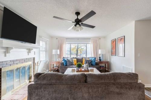 Southern Charm l 5BR l Sleeps 14 l A Location - photo 34
