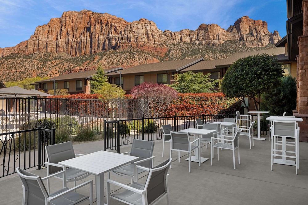 Hampton Inn & Suites Springdale Zion National Park - photo 33