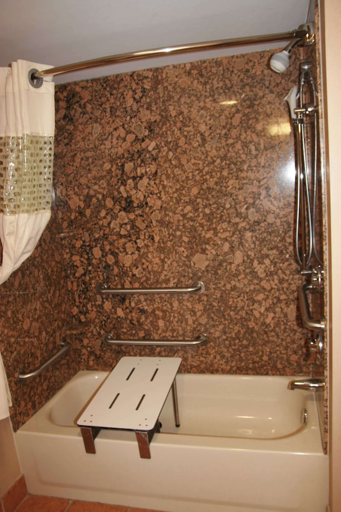 Hampton Inn & Suites Manchester Bedford - photo 19