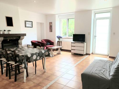 51 Le Chene Fourcher — hotel in La Meziere