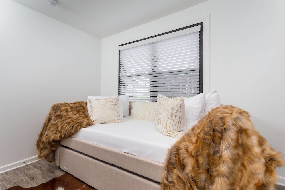 8 Bedrooms Comprised of 4 2BR Suites by Domio - photo 6