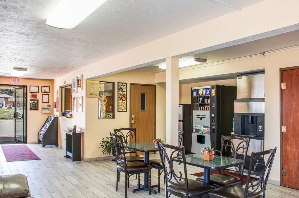 Econo Lodge Lansing Leavenworth - photo 2