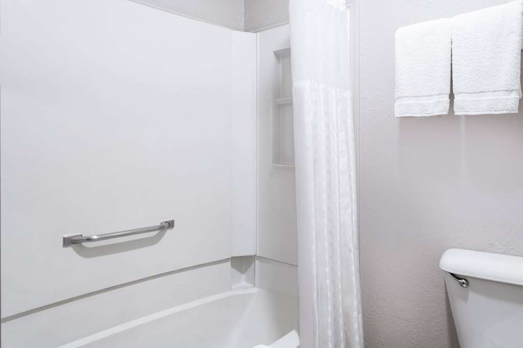 Days Inn by Wyndham Ardmore - photo 9