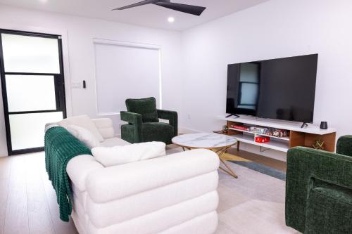 Luxe Retreat Modern Gem with Private Backyard Oasis — Austin — photo 5