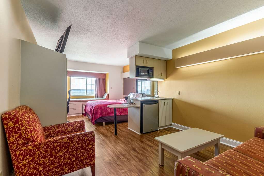 Econo Lodge Inn & Suites Evansville East - photo 15