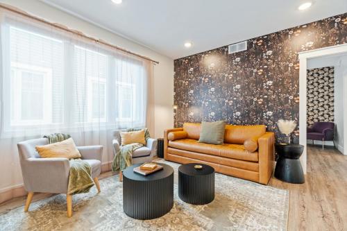 Stone Flora 2BR Condo Near Downtown and Bay — 4-Star Luxury Hotel in Traverse City, United States