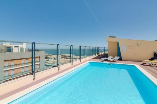 Marina Village Olhão Superbe piscine sur le TOIT — 4-Star Luxury Hotel in Olhao, Portugal