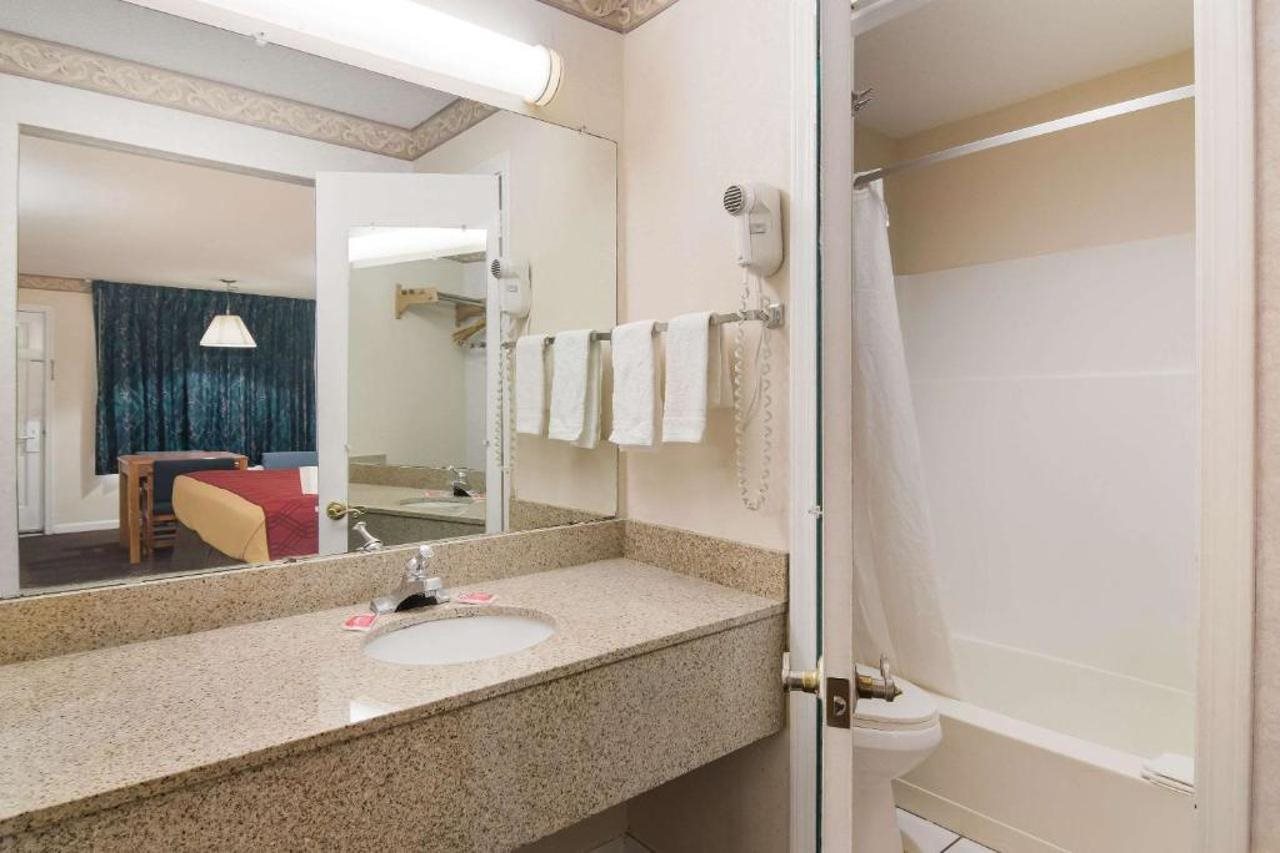 Econo Lodge Calhoun North Damascus - photo 26