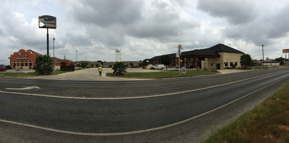 Pearsall Inn & Suites - photo 31