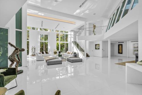 Villa Loggia Oasis Luxurious 6BD 7BA with Resort Style Pool - photo 102