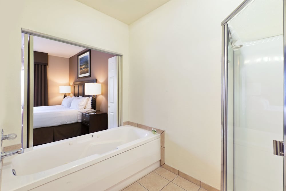 Holiday Inn Express Show Low by IHG - photo 11