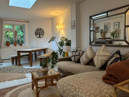 Picturesque Cottage in Oving cosy pub & beaches — 4-Star Luxury Hotel in Chichester, United Kingdom