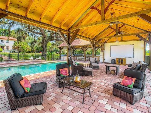Themed Speak Easy with Pool Hot Tub & Lake — 4-Star Luxury Hotel in Orlando, United States