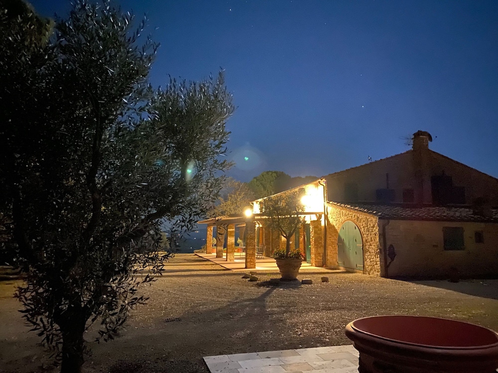 Tuscan Farm Home Retreat — 4-Star Luxury Hotel in Chianni, Italy