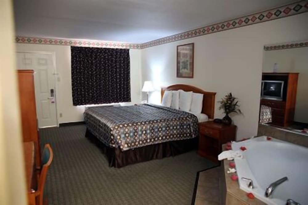 Express Inn and Suites - photo 8
