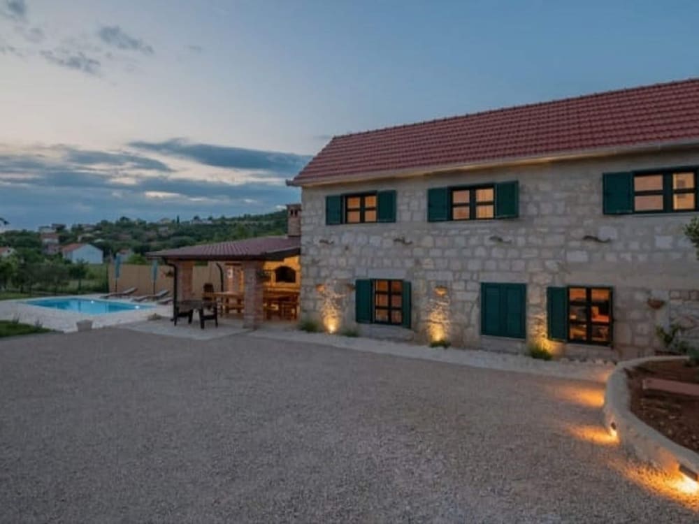 Adorable holiday home with swimming pool — 4-Star Luxury Hotel in Imotski, Croatia