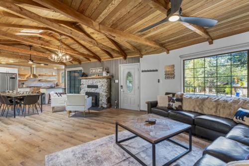 Lower Moonridge Hot Tub Game Room Ski Slopes Close in Big Bear Lake, United States