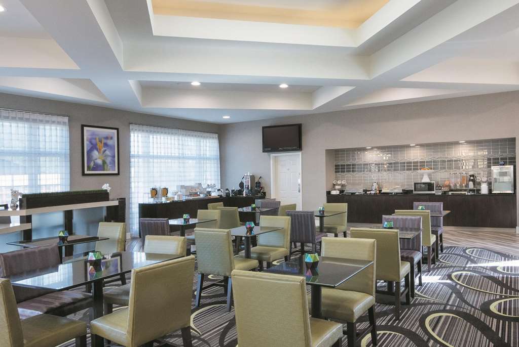 La Quinta Inn & Suites by Wyndham Orlando Airport - photo 64