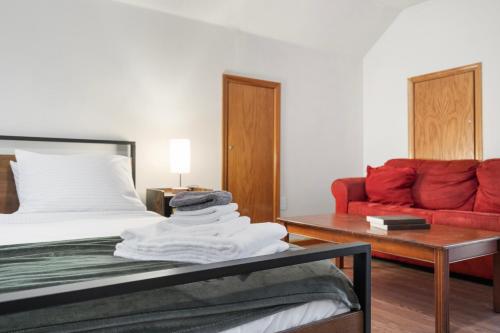 Spacious 7 Bedroom House in Peaceful Milwaukie with Wifi Ac Laundry — 4-Star Luxury Hotel in Milwaukie, United States