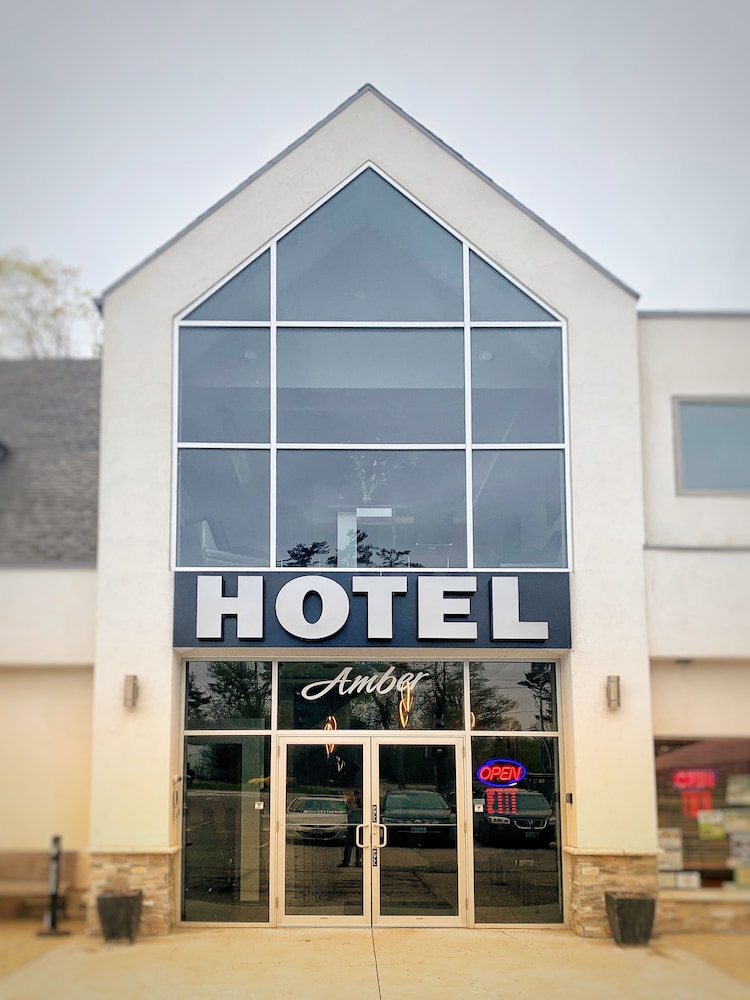 Amber Hotel — hotel in Lambton Shores