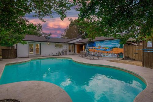 Your Modern and Bright Home w Private Pool — 4-Star Luxury Hotel in Farmers Branch, United States
