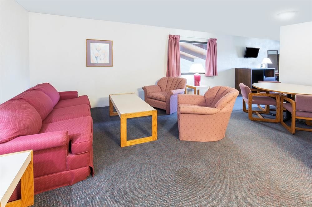 Super 8 by Wyndham Salem - photo 12