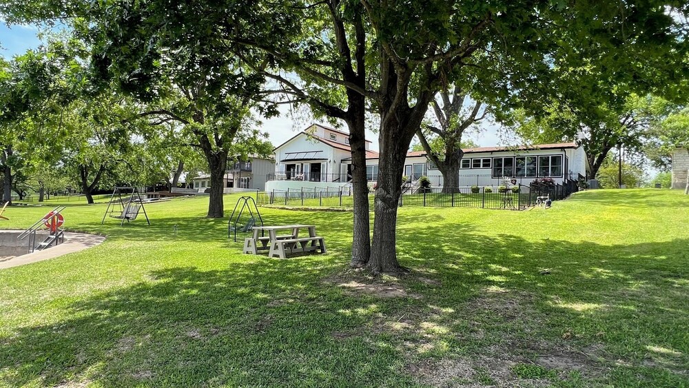 Luxurious Lakehouse With Indoor Pool hot Tub fire Pit — hotel in Marble Falls