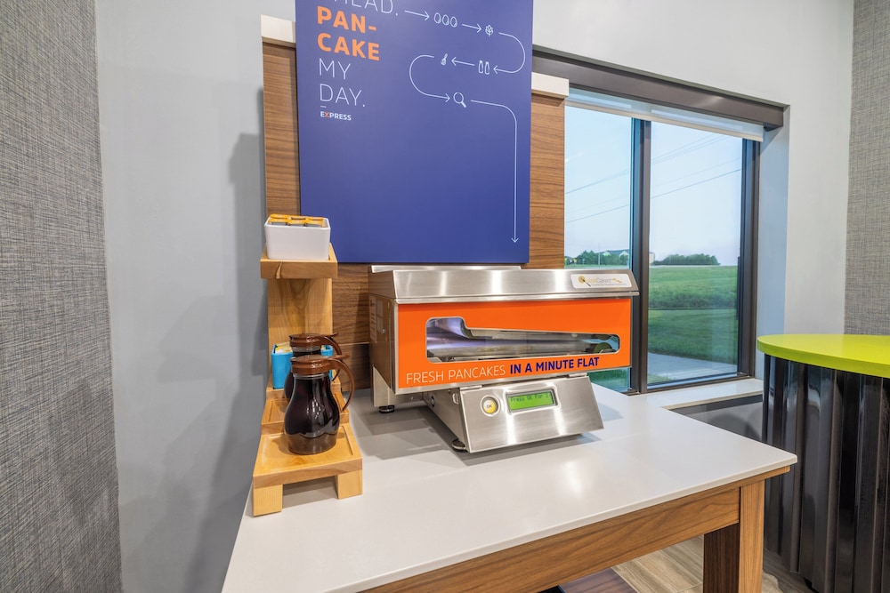 Holiday Inn Express and Suites Kansas City Airport by IHG - photo 35