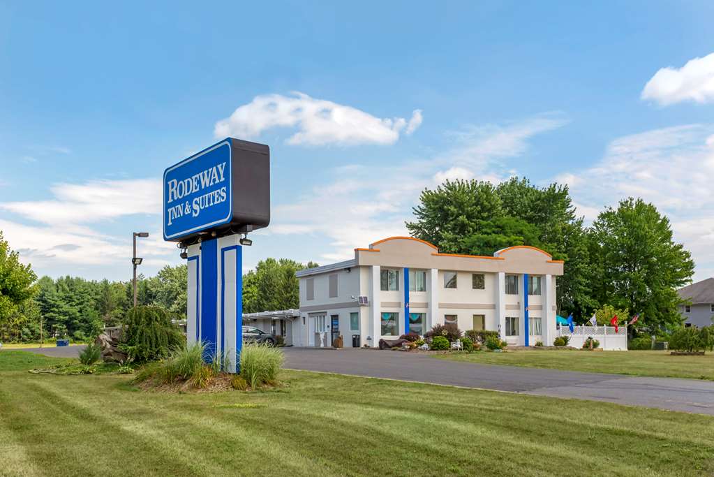 Rodeway Inn & Suites New Paltz Hudson Valley - carbon neutral hotel in Highland